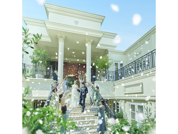 緑や光、木の香りなど自然を感じられるチャペルでのアットホームな挙式！