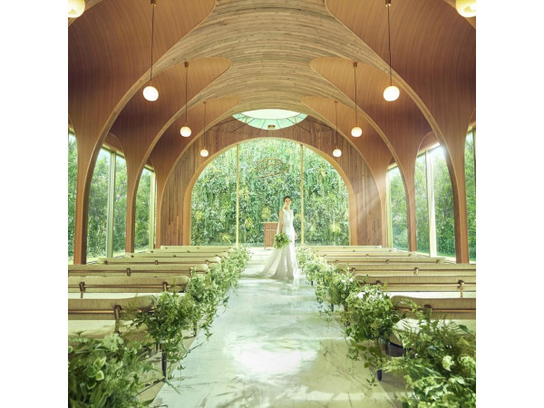 緑や光、木の香りなど自然を感じられるチャペルでのアットホームな挙式！