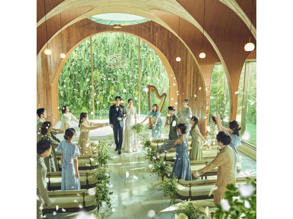 緑や光、木の香りなど自然を感じられるチャペルでのアットホームな挙式！