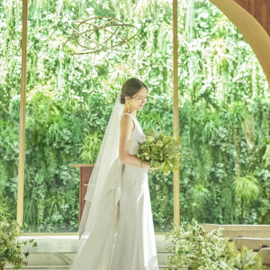 祭壇奥の緑がドレス姿を一層美しく際立たせてくれるチャペル|アクアテラス迎賓館(新横浜)/テイクアンドギヴ・ニーズウェディングの写真(56076050)
