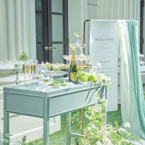 水のきらめきであふれるプール付ガーデンは、ゲストと思い切り楽しむ場所|アクアテラス迎賓館(新横浜)/テイクアンドギヴ・ニーズウェディングの写真(55845404)