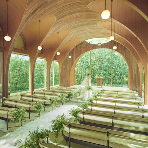 緑や光、木の香りなど自然を感じられる空間|アクアテラス迎賓館(新横浜)/テイクアンドギヴ・ニーズウェディングの写真(55845087)