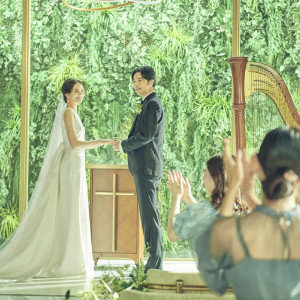 ウェディングドレスが映える緑に包まれたチャペル|アクアテラス迎賓館(新横浜)/テイクアンドギヴ・ニーズウェディングの写真(55845090)