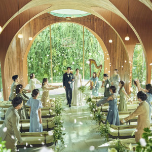 ゲストからの祝福を感じる緑豊かなチャペル|アクアテラス迎賓館(新横浜)/テイクアンドギヴ・ニーズウェディングの写真(55847039)