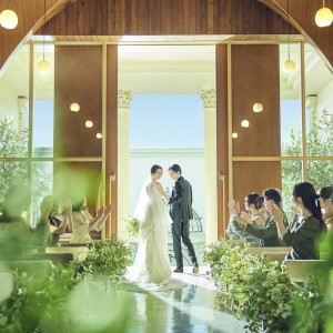 あたたかく見守る証人たちのまなざしの中で、覚悟が確かに刻まれていく|アクアテラス迎賓館(新横浜)/テイクアンドギヴ・ニーズウェディングの写真(56076049)