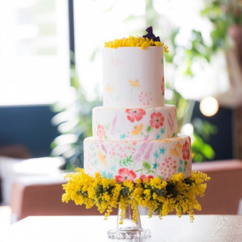 華やかさを演出するウエディングケーキも結婚式のテーマに合わせて。