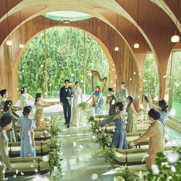 光と自然溢れるチャペル