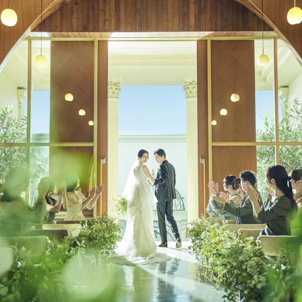 光と自然溢れるチャペル