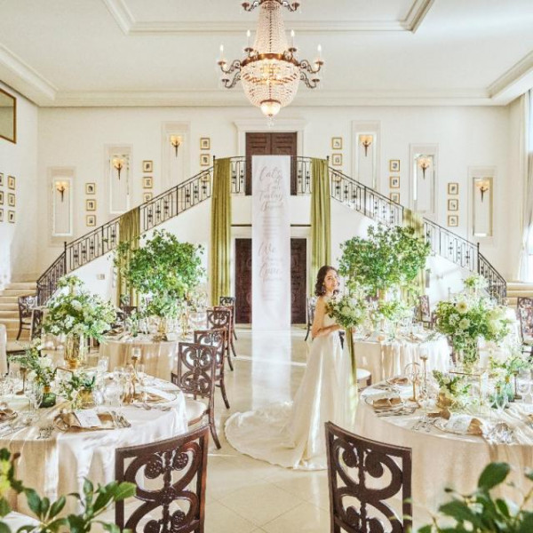 両階段をもつ開放感たっぷりのパーティー会場