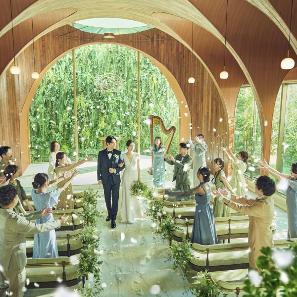 光と自然溢れるチャペル