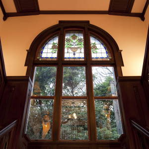 大広間へと続く階段の吹き抜け部分では、荘厳なアーチ窓が客人を迎える|神戸迎賓館 旧西尾邸の写真(3244893)