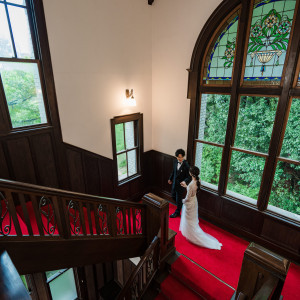 大きなステンドグラスや重厚な手摺に風格が漂う本館大階段|神戸迎賓館 旧西尾邸の写真(24298239)