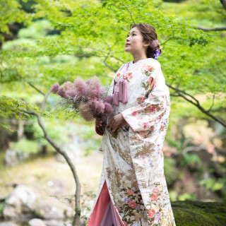 自然美を纏う和の贅沢。緑の庭園に映える、気品溢れる和装姿