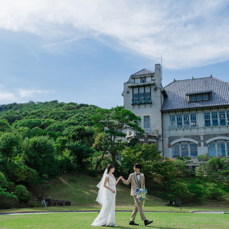 海を臨む風光明媚な須磨に立つ西洋館が舞台