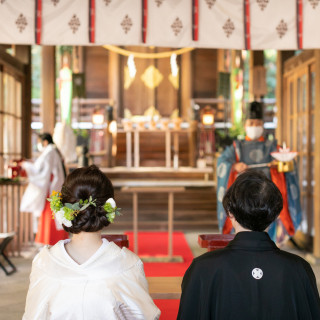 神社の神殿という神聖な場所で執り行う伝統の神前式