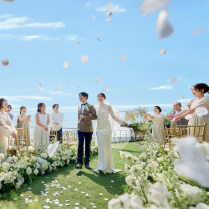 青空が広がるガーデンで開放感に満ちたセレモニー|SOLA KOBE（ソラ コウベ）の写真(55814553)