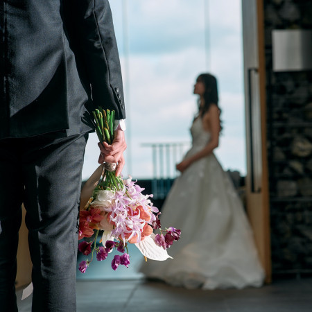 大きな窓から降り注ぐ自然光が、花嫁の表情を美しく映し出します。