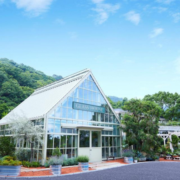 光が差し込み明るい雰囲気の会場「グラスハウス」