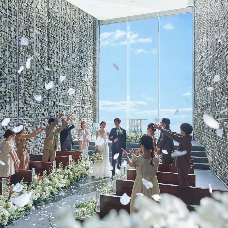 セレモニーの最後はフラワーシャワーを|SOLA KOBE（ソラ コウベ）の写真(49880285)
