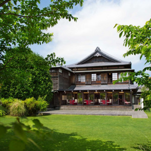 一年中美しい芝のヒミツは夏芝と冬芝の植え替え。春には桜、夏には桔梗や紫陽花、秋には萩や柿、冬には椿・・と季節ごとの見応えがある。|樫野倶楽部の写真(868087)