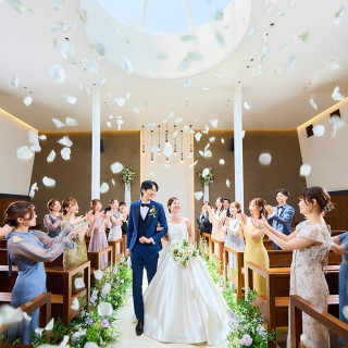 鮮やかなブルーのバージンロードにフラワーシャワーが映える。