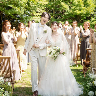 気候のいい時期には自然に囲まれたガーデンで挙式を挙げるのも人気。