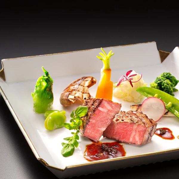 少人数だからこそ、細部にまでこだわった贅沢な食事でおもてなし