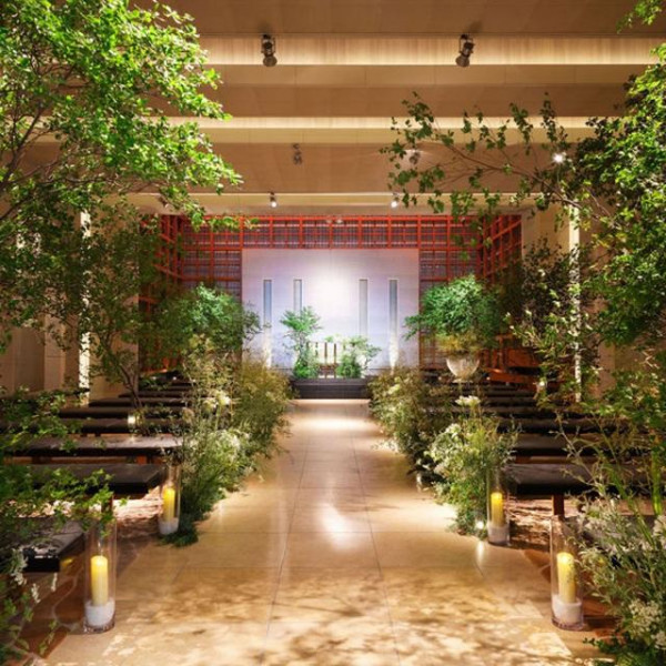 清らかな水と光のきらめきを感じるモダンなチャペルは都内最大級の規模を誇る空間