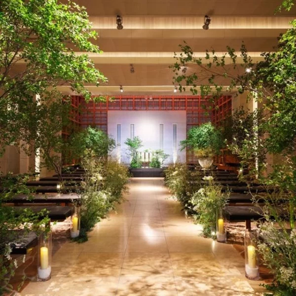 清らかな水と光のきらめきを感じるモダンなチャペルは都内最大級の規模を誇る空間