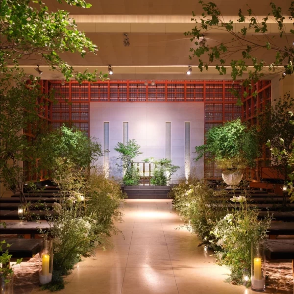 清らかな水と光のきらめきを感じるモダンなチャペルは都内最大級の規模を誇る空間