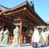 神主・巫女を先頭に神殿まで新郎新婦様、ご親族様お進みいただき、気持ちを厳粛に整えます