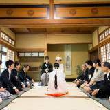 控室も鶴岡八幡宮らしく、落ち着いた広々としたお部屋をご用意。親族様皆様お入りいただけるお部屋でございます。