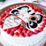 「ダルマケーキ」
色も鮮やかで和装にとても合うケーキです。