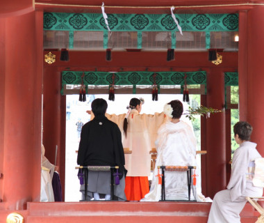 舞殿の紅いお社は白無垢姿のご新婦様の美しさをさらに際立たせます!!