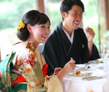 厳かな神前挙式の後はゲスト様を招いてご披露宴。日本料理・フランス料理・中国料理等アクセスの良い場所にレストラン多数ございます。