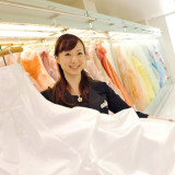 ドレスはプリンセスラインやスレンダーラインなどデザインも豊富。経験豊富なスタッフに相談して自分の運命の1着を見つけて!