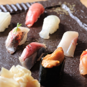 【ご参列者からも絶賛】料理全てがお箸で召し上がれるので安心。板前が目の前で握る寿司演出も好評！