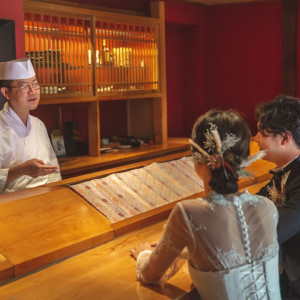 寿司カウンターでは大将が握りたてのお寿司を提供します。|権八 西麻布の写真(18421274)