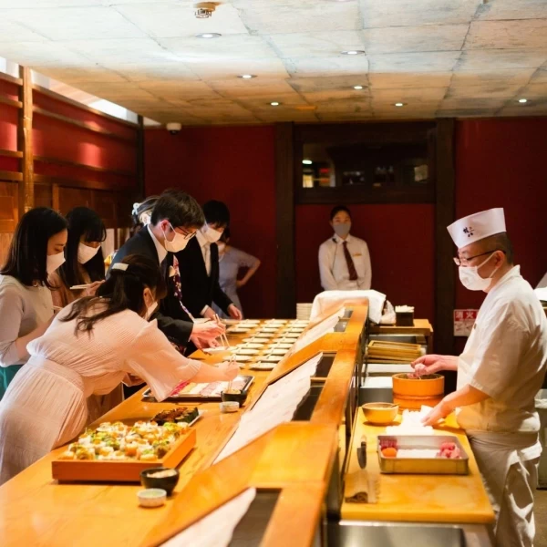 目の前で握るお寿司は格別！