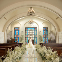 祭壇に向かい歩むバージンロード|アイネス ヴィラノッツェ大阪(クラウディアホールディングスグループ)の写真(55135991)