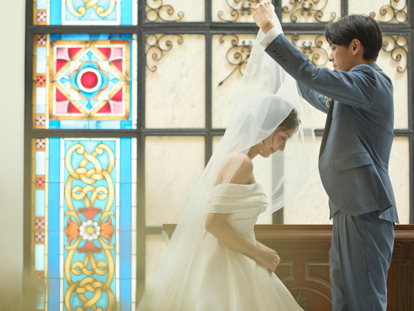 未来の輝きに包まれるチャペル