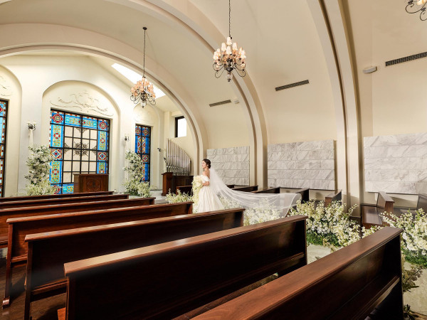 未来の輝きに包まれるチャペル