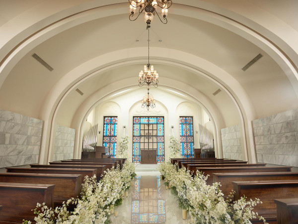 未来の輝きに包まれるチャペル