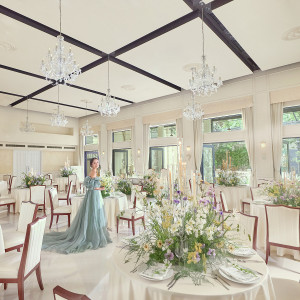 オフホワイトを基調としたバンケットも、一体感のある中庭も全て貸切|アイネス ヴィラノッツェ大阪(クラウディアホールディングスグループ)の写真(55141616)