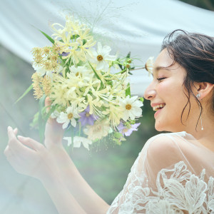 【繊細なステンドグラス】イタリア職人が手掛けたブルーのステンドグラスが美しく輝くチャペル。一度目にすると忘れられない美しいステンドグラスをぜひフェアで確かめてください|アイネス ヴィラノッツェ大阪（クラウディアホールディングスグループ）の写真(55142035)