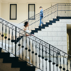 感動的な挙式の後は憧れの大階段で祝福のセレモニー|アイネス ヴィラノッツェ大阪（クラウディアホールディングスグループ）の写真(55133542)