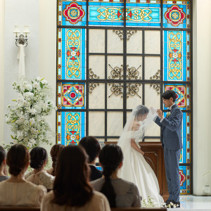 繊細なステンドグラスが彩る誓いの瞬間|アイネス ヴィラノッツェ大阪（クラウディアホールディングスグループ）の写真(55133553)