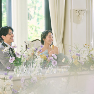 おふたりのバックにはガーデンが 1シーンごとにナチュラルなお写真を思い出に|アイネス ヴィラノッツェ大阪(クラウディアホールディングスグループ)の写真(55133432)