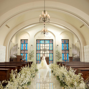 天井から降り注ぐ自然光と清らかに輝くブルーのステンドグラス