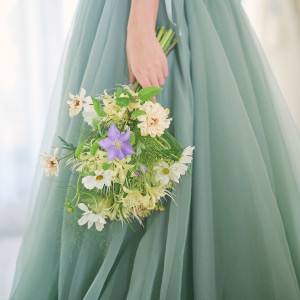 揺れる花々が、優しく息づくように。淡いグリーンのドレスに寄り添う、自然体の美しさ|アイネス ヴィラノッツェ大阪(クラウディアホールディングスグループ)の写真(55142221)